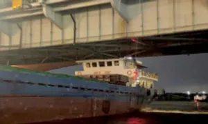 Cắt tháp điều khiển giải cứu tàu kẹt dưới cầu Đồng Nai